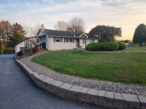 4363 3rd St, Walnutport, PA 18088-1434