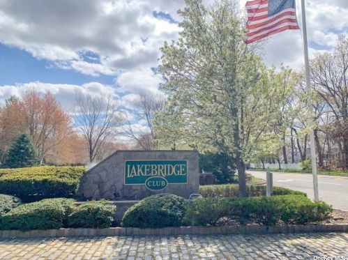 53 Lakebridge Dr, San Remo, NY 11754-3946