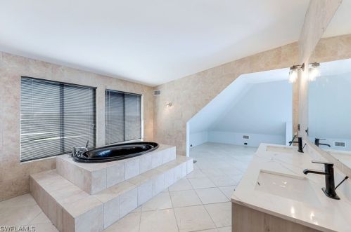 4150 Dingman Dr, Sanibel FL 33957-5107 exterior