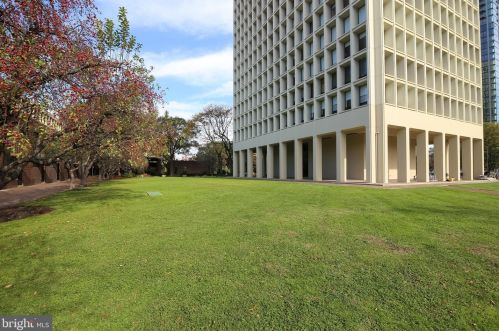 210 Locust St, Philadelphia PA  19106-3945 exterior