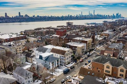 391 Undercliff Ave, Edgewater, NJ 07020-1216