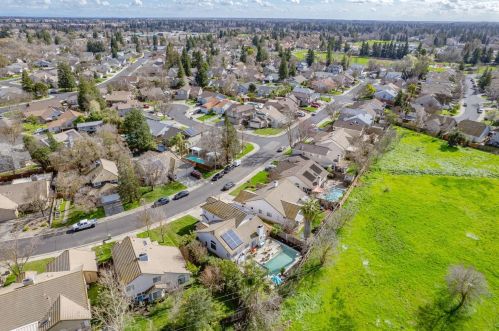 8856 Hiddenspring Way, Elk Grove CA  95758-6153 exterior