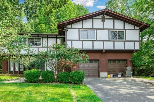 21 Dawn Ln, Airmont, NY 10901-6636
