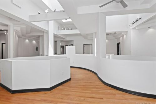 15 Sky Line Dr, Bridgeport CT  06612-1057 exterior