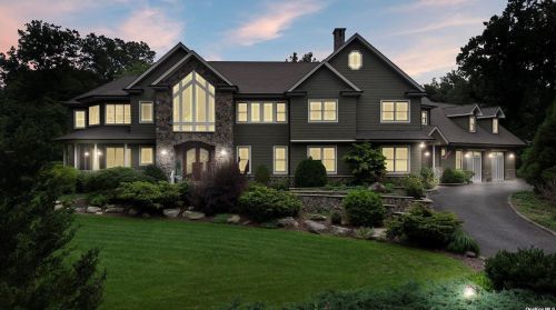19 Ivy Ln, Strongs Neck, NY 11733-3100