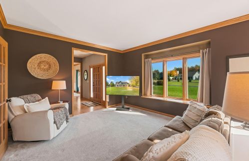 385 Prairie Dr, Oconomowoc, WI 53066-8620
