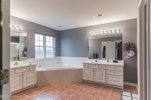 139 Princeton Oval, East Freehold NJ  07728-5338 exterior