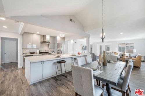 18004 Collins St, Van Nuys CA 91316-1032 exterior