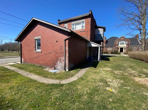 302 Cedar St, New Castle, PA 16102-1814