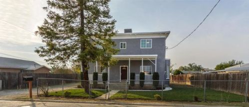 129 East Ave, Parlier, CA 93648-9702