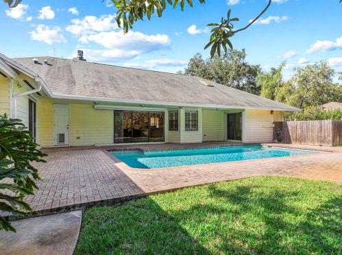 1050 31 Ave, Vero Beach FL 32960-4096 exterior