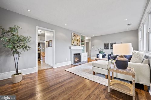 6708 Barrett Rd, Falls Church, VA 22042-2704