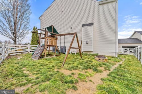 8168 Gilroy Dr, Lorton VA 22079-2936 exterior