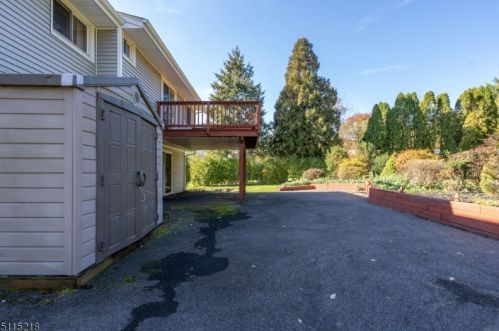 5 Hillside Dr, Clinton NJ 08809-1213 exterior