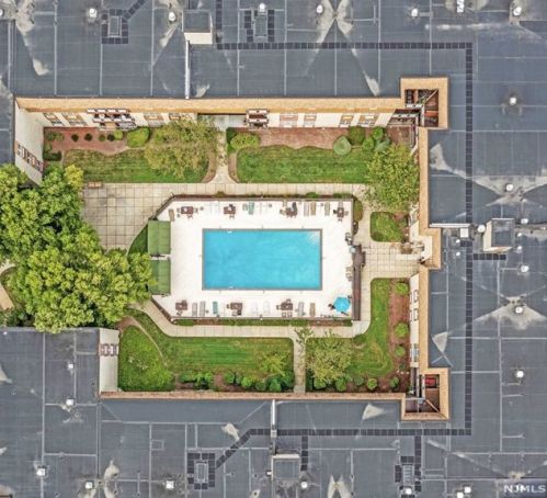 1111 River Rd, Edgewater NJ 07020-1335 exterior