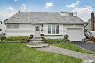 385 32nd St, North Lindenhurst, NY 11757-3232