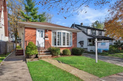 101 Vanderbilt Ave, Floral Park, NY 11001-1435