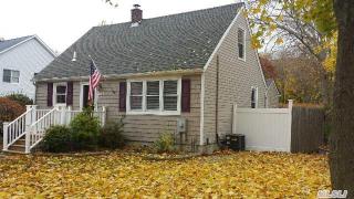 381 Mcconnell Ave, Bay Port, NY 11705-1742
