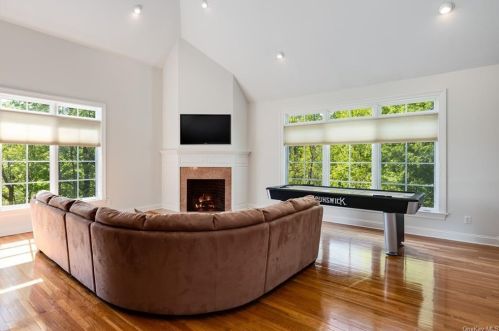 54 Buckout Rd, White Plains NY  10604-1503 exterior