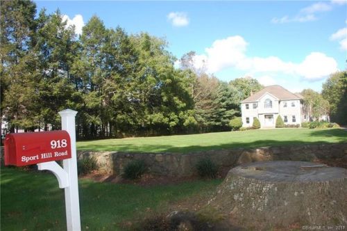 918 Sport Hill Rd, Bridgeport, CT 06612-1250