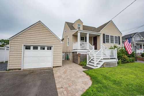 23 Grant Ave, Babylon, NY 11702-4205