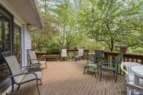 17 Colonial Dr, Allendale NJ  07401-1401 exterior