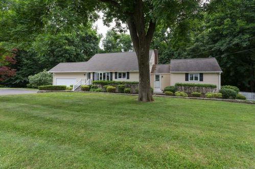 7 Huckleberry Dr, Norwalk, CT 06850-1703