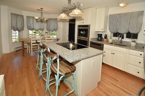 4 Lookout Lndg, Ellington CT  06029-2543 exterior