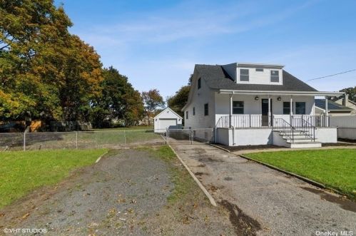 47 Arizona Ave, Bayshore, NY 11706-2312