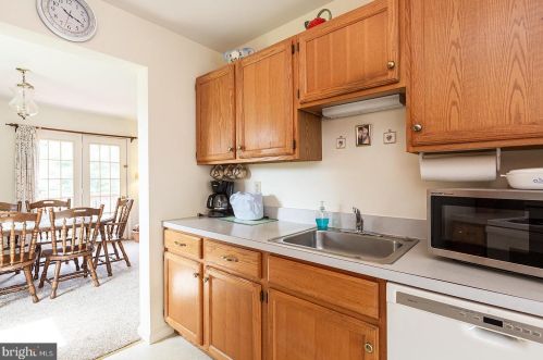 18 Townsend Ct, Lancaster PA  17603-6797 exterior