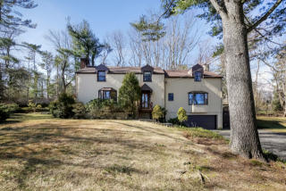 175 Palmer Ln, Thornwood, NY 10594-2210