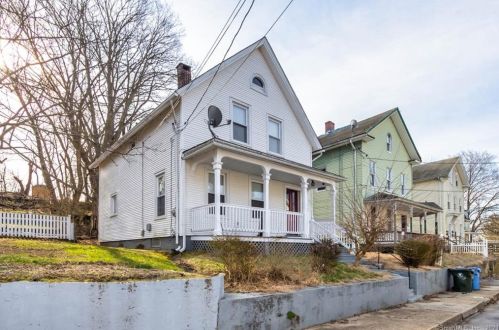 33 Division St, Norwich, CT 06360-5107