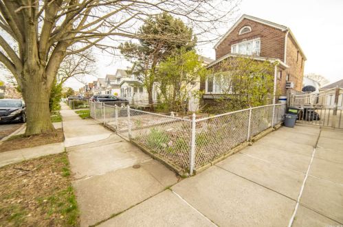 90-08 219th St, Jamaica, NY 11428-2017