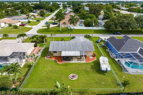 925 6th Ter, Cape Coral, FL 33990-2967