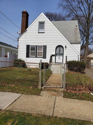 135 Allen St, Hempstead NY  11550-7319 exterior