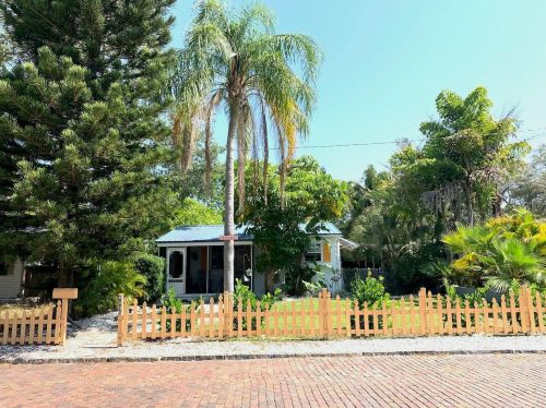 6211 5th Ave, Saint Petersburg, FL 33710-7051