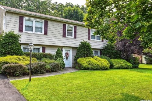 77 Strathmore Village Dr, South Setauket, NY 11720-1244