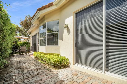 8180 Sandpiper Way, West Palm Beach, FL 33412-1577