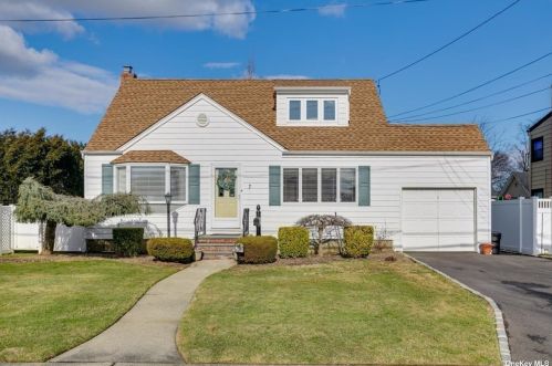 7 Dorothy St, Bethpage, NY 11714-2907