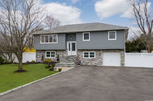 15 Grossman St, Huntington Station, NY 11747-2905