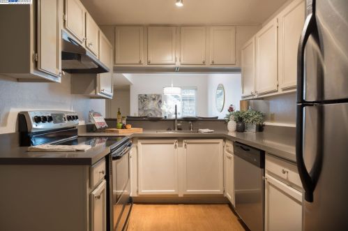 455 Canyon Oaks Dr, Oakland, CA 94605-3839
