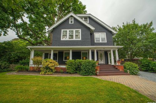 10 Phelps Dr, Brightwaters, NY 11718-1421
