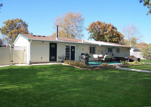 167 8th Ave, Holtsville, NY 11742-2309