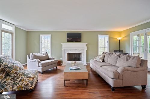 9111 Meadowcreek Ln, Lorton VA  22079-3238 exterior