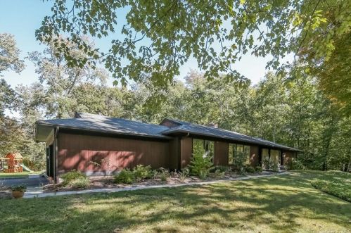 5 Brett Ln, Bedford, NY 10506-1710