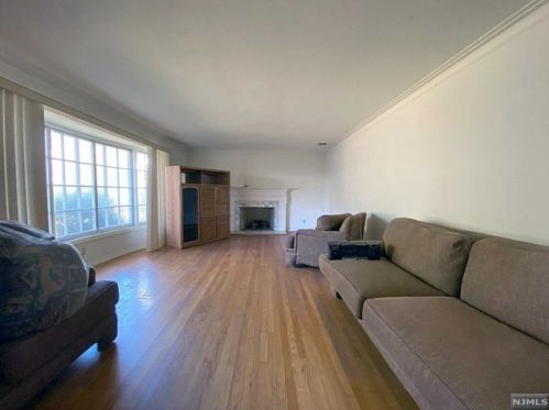 321 Pine St, Haworth, NJ 07641-1304
