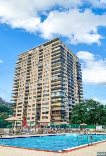 1203 River Rd, Edgewater NJ 07020-1456 exterior