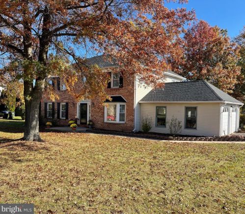 200 Hampton Cir, Gilbertsville, PA 19525-9486