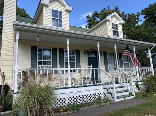 11 Lakeview Dr, Center Moriches, NY 11934-2517