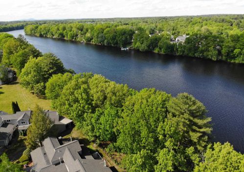 32 Walden Pond Dr, Nashua NH  03064-2877 exterior